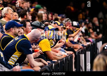 Edmonton, Canada. 29 giugno 2023. Edmonton fan con il suo volto dipinto nei colori della squadra visto durante il CEBL match 2023 contro gli Scarborough Shooting Stars. Punteggio finale; Scarborough Shooting Stars 91:89 Edmonton Stingers (foto di Ron Palmer/SOPA Images/Sipa USA) credito: SIPA USA/Alamy Live News Foto Stock