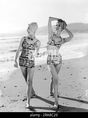 Stati Uniti: c. 1960 per tuffarti, queste bellezze sono il modello più recente dei costumi da bagno, tra cui berretti da bagno e occhiali da sole eleganti. Foto Stock