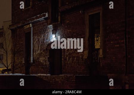 Una facciata notturna di una casa di proprietà di tipo familiare (Familok) a Zabrze City, Slesia Upland, Polonia. Foto Stock