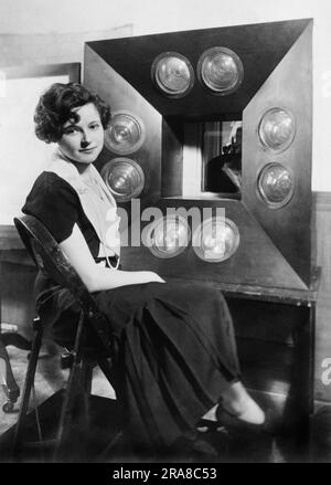 New York, New York: Luglio 1931 Natalie Towers, la prima "Television Girl" siede di fronte alla "camera" di trasmissione televisiva della Columbia Broadcasting System, un raggruppamento di cellule fotoelettriche. Le lettere di chiamata della stazione erano W2XAB. Foto Stock