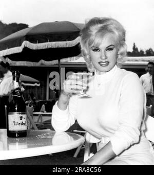 Hollywood, California: 1960. La sensuale Mamie Van Doren si gode un bicchiere di champagne durante un brunch di Hollywood in onore del completamento di "The Private Lives of Adam and Eve", in cui interpreta il ruolo principale di "Eve". Foto Stock