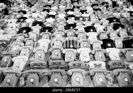 Los Angeles, California: Aprile 1965 alcuni dei 480 telefoni che il satellite Intelsat 1 "Early Bird" è in grado di trasmettere in due modi conversazioni telefoniche tra Europa e Nord America. Il satellite è stato costruito dalla Hughes Aircraft Company. Foto Stock