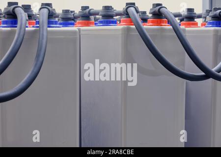 La tensione di rete nella sala server è protetta da una tecnologia avanzata della batteria del modulo UPS. Foto Stock
