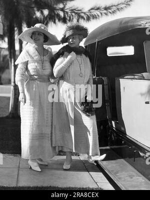 Stati Uniti: c. 1911 due donne elegantemente vestite stanno vicino a una porta aperta. Foto Stock