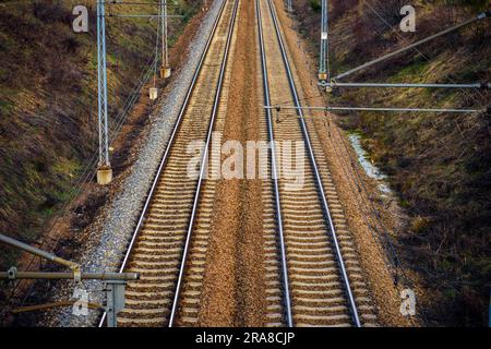 Binari ferroviari nel Parco paesaggistico Eagle's Nests all'inizio della primavera, Voivodato della Slesia, Polonia. Foto Stock