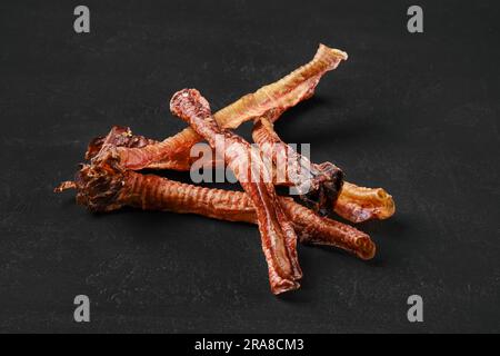 Dolcetti naturali per cani. Trachea secca per cani gratificanti Foto Stock