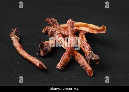 Dolcetti naturali per cani. Trachea secca per cani gratificanti Foto Stock