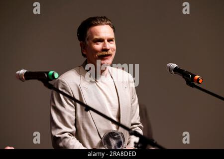 Ewan McGregor bekommt den Festival President's Award beim Tribute Screening des Kinofilms 'You Sing Loud, i Sing Louder' auf dem 57. Internationalen Filmfestival Karlovy Vary 2023 im Hotel Thermal. Karlsbad, 01.07.2023 anni Foto Stock