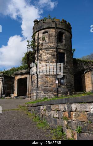 Cemetery Watchtower nel New Calton Burial Ground, costruito per la protezione contro il graverobbing, città di Edimburgo, Scozia, Regno Unito. Foto Stock