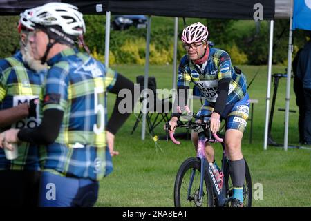 Melrose, Regno Unito. 2 luglio 2023. I ciclisti provenienti da tutto il paese arrivano a Melrose, per prendere parte al Doddie Ride 2023, ci sono tre opzioni di distanza DoddieÕ5 Ride C i 93 km DoddieÕ5 Big Yin, i 60 km DoddieÕ5 Classic e i 22 km DoddieÕ5 Challenge. Tutte e tre le distanze iniziano e finiscono al Melrose RFC. DoddieÕ5 Big Yin segue il percorso Classic fino a Kelso dove si dirama su un anello di 33 miglia via Coldstream prima di ricongiungersi al Classic verso un meritato pranzo al Jedforest RFC. Credito: Rob Gray/Alamy Live News Foto Stock