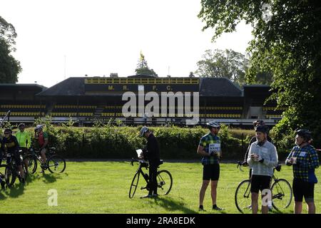 Melrose, Regno Unito. 2 luglio 2023. I ciclisti provenienti da tutto il paese arrivano a Melrose, per prendere parte al Doddie Ride 2023, ci sono tre opzioni di distanza DoddieÕ5 Ride C i 93 km DoddieÕ5 Big Yin, i 60 km DoddieÕ5 Classic e i 22 km DoddieÕ5 Challenge. Tutte e tre le distanze iniziano e finiscono al Melrose RFC. DoddieÕ5 Big Yin segue il percorso Classic fino a Kelso dove si dirama su un anello di 33 miglia via Coldstream prima di ricongiungersi al Classic verso un meritato pranzo al Jedforest RFC. Credito: Rob Gray/Alamy Live News Foto Stock