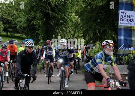 Melrose, Regno Unito. 2 luglio 2023. I ciclisti provenienti da tutto il paese arrivano a Melrose, per prendere parte al Doddie Ride 2023, ci sono tre opzioni di distanza DoddieÕ5 Ride C i 93 km DoddieÕ5 Big Yin, i 60 km DoddieÕ5 Classic e i 22 km DoddieÕ5 Challenge. Tutte e tre le distanze iniziano e finiscono al Melrose RFC. DoddieÕ5 Big Yin segue il percorso Classic fino a Kelso dove si dirama su un anello di 33 miglia via Coldstream prima di ricongiungersi al Classic verso un meritato pranzo al Jedforest RFC. Credito: Rob Gray/Alamy Live News Foto Stock