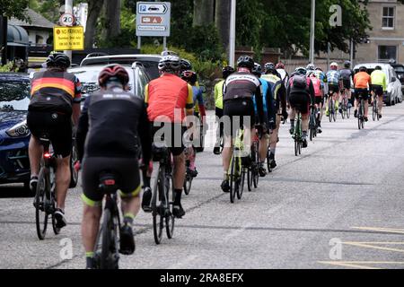 Melrose, Regno Unito. 2 luglio 2023. I ciclisti provenienti da tutto il paese arrivano a Melrose, per prendere parte al Doddie Ride 2023, ci sono tre opzioni di distanza DoddieÕ5 Ride C i 93 km DoddieÕ5 Big Yin, i 60 km DoddieÕ5 Classic e i 22 km DoddieÕ5 Challenge. Tutte e tre le distanze iniziano e finiscono al Melrose RFC. DoddieÕ5 Big Yin segue il percorso Classic fino a Kelso dove si dirama su un anello di 33 miglia via Coldstream prima di ricongiungersi al Classic verso un meritato pranzo al Jedforest RFC. Credito: Rob Gray/Alamy Live News Foto Stock