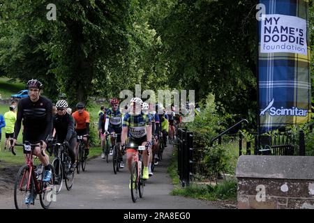 Melrose, Regno Unito. 2 luglio 2023. I ciclisti provenienti da tutto il paese arrivano a Melrose, per prendere parte al Doddie Ride 2023, ci sono tre opzioni di distanza DoddieÕ5 Ride C i 93 km DoddieÕ5 Big Yin, i 60 km DoddieÕ5 Classic e i 22 km DoddieÕ5 Challenge. Tutte e tre le distanze iniziano e finiscono al Melrose RFC. DoddieÕ5 Big Yin segue il percorso Classic fino a Kelso dove si dirama su un anello di 33 miglia via Coldstream prima di ricongiungersi al Classic verso un meritato pranzo al Jedforest RFC. Credito: Rob Gray/Alamy Live News Foto Stock