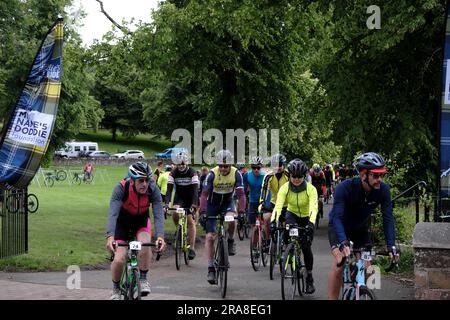 Melrose, Regno Unito. 2 luglio 2023. I ciclisti provenienti da tutto il paese arrivano a Melrose, per prendere parte al Doddie Ride 2023, ci sono tre opzioni di distanza DoddieÕ5 Ride C i 93 km DoddieÕ5 Big Yin, i 60 km DoddieÕ5 Classic e i 22 km DoddieÕ5 Challenge. Tutte e tre le distanze iniziano e finiscono al Melrose RFC. DoddieÕ5 Big Yin segue il percorso Classic fino a Kelso dove si dirama su un anello di 33 miglia via Coldstream prima di ricongiungersi al Classic verso un meritato pranzo al Jedforest RFC. Credito: Rob Gray/Alamy Live News Foto Stock