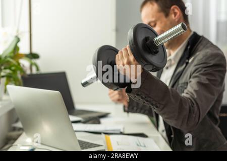 Imprenditore fare esercizio con il manubrio Foto Stock