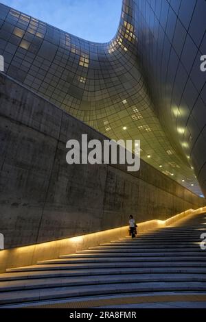 Seoul, Corea del Sud - 28 giugno 2023: Vista del Dongdaemun Design Plaza a Seoul, l'edificio progettato da Zaha Hadid e Samoo. Corea del Sud. Foto Stock