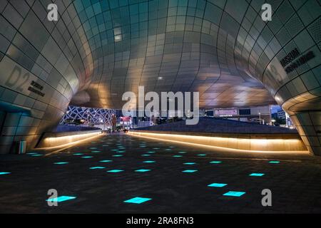 Seoul, Corea del Sud - 28 giugno 2023: Vista del Dongdaemun Design Plaza a Seoul, l'edificio progettato da Zaha Hadid e Samoo. Corea del Sud. Foto Stock