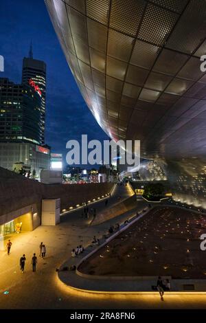 Seoul, Corea del Sud - 28 giugno 2023: Vista del Dongdaemun Design Plaza a Seoul, l'edificio progettato da Zaha Hadid e Samoo. Corea del Sud. Foto Stock