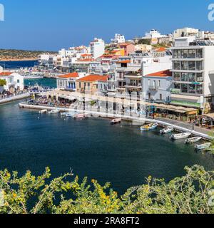 Passeggiata del porto sul lago Voulismeni, Agios Nikolaos, Creta, Grecia, Agios Nikolaos, Creta, Grecia Foto Stock