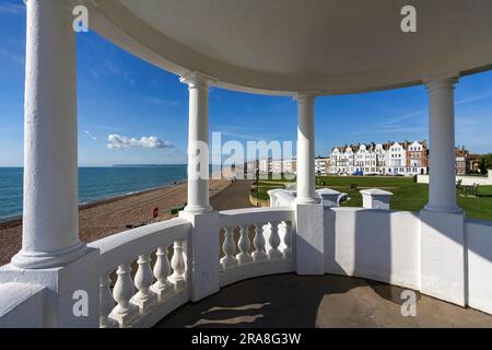 Vista da un colonnato nella motivazione del De La Warr Pavilion Foto Stock