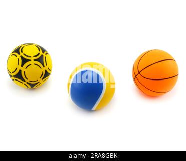 Tre palline colorate di plastica (per giocare a pallamano) (tennis) (basket) isolate su sfondo bianco Foto Stock