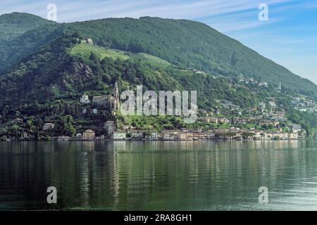 Vista panoramica di Morcote, Svizzera, alla luce del mattino Foto Stock