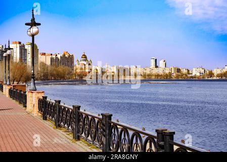 Una vista del fiume Dnieper vicino a Obolonska Naberezhna nel Obolon distretto di Kiev, Ucraina, durante una fredda e chiara serata invernale Foto Stock