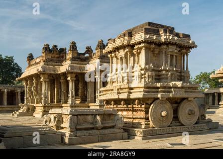 Bajana Mandap e carro di pietra al Tempio Vitthala costruito nel XV secolo d.C. durante il regno del re Krishna Deva Raya a Hampi Foto Stock