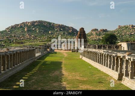Il tempio Vitthala del XVI secolo e il mercato bazar a pilastri di Hampi, Karnataka, India meridionale, India, Asia. Sito patrimonio dell'umanità dell'UNESCO Foto Stock