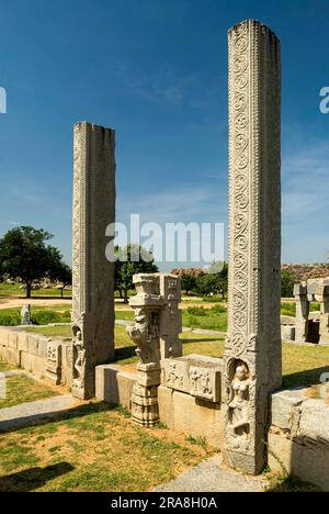 Colonne incompiute vicino al tempio Vitthala a Hampi, Karnataka, India meridionale, India, Asia. Sito patrimonio dell'umanità dell'UNESCO Foto Stock