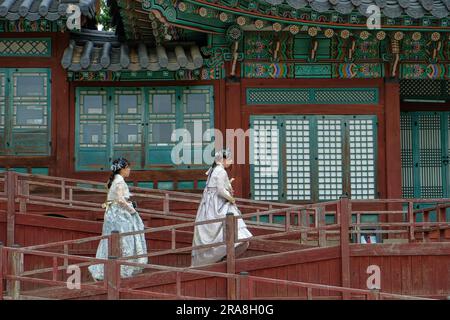 Seul, Corea del Sud - 28 giugno 2023: Due donne in costume tradizionale coreano, hanbok, nel Palazzo Gyeongbokgung a Seul, Corea del Sud. Foto Stock