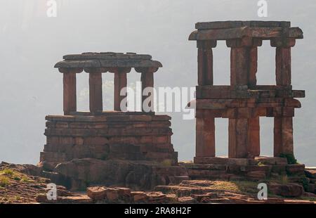 Torri di osservazione nel forte nord, Badami, Karnataka, India meridionale, India, Asia Foto Stock