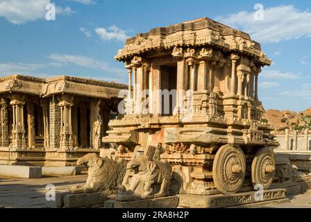 Bajana Mandap e carro di pietra al Tempio Vitthala costruito nel XV secolo d.C. durante il regno del re Krishna Deva Raya a Hampi Foto Stock