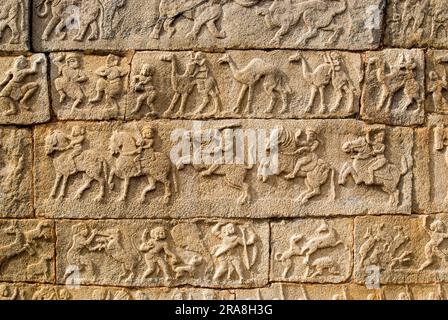 Pannelli sul muro di Mahanavami Dibba nel Royal Enclosure di Hampi, Karnataka, India meridionale, India, Asia. Sito patrimonio dell'umanità dell'UNESCO Foto Stock