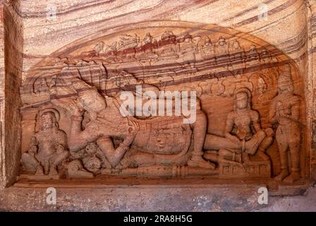 Rilievo di Vishnu Ananthashayana Bas nel tempio di Ananthashayana sul tempio grotta di Badami, Karnataka, India meridionale, India, Asia Foto Stock