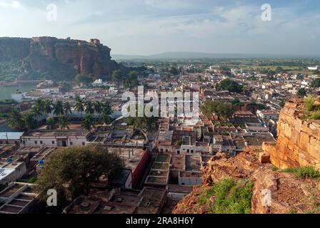 Veduta aerea di Badami dal forte nord, Karnataka, India meridionale, India, Asia Foto Stock