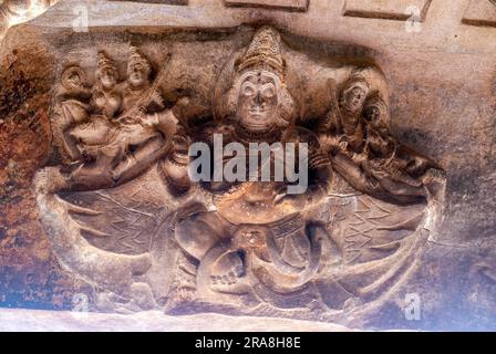 Bassorilievi sul soffitto, templi della grotta di Badami a Badami nel Karnataka, India meridionale, India, Asia Foto Stock