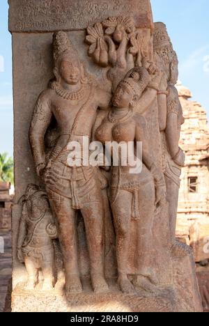 Scultura Siva e Parvathi dell'VIII secolo tempio Virupaksha a Pattadakal, Karnataka, India meridionale, India, Asia, Sito patrimonio dell'umanità dell'UNESCO Foto Stock