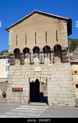 Porta della città, Entrevaux, Alpes-de-Haute-Provence, Provence-Alpes-Cote d'Azur, Francia meridionale Foto Stock