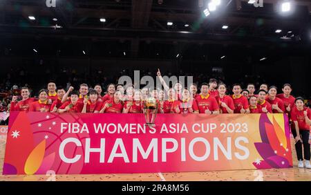 Sydney, Australia. 2 luglio 2023. I membri della squadra di medaglie d'oro Cina celebrano durante la cerimonia di premiazione della FIBA Women's Asia Cup 2023 a Sydney, in Australia, il 2 luglio 2023. Credito: HU Jingchen/Xinhua/Alamy Live News Foto Stock