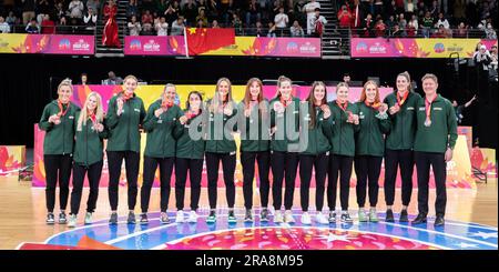 Sydney, Australia. 2 luglio 2023. I membri della squadra di bronzo Australia partecipano alla cerimonia di premiazione della FIBA Women's Asia Cup 2023 a Sydney, in Australia, il 2 luglio 2023. Credito: HU Jingchen/Xinhua/Alamy Live News Foto Stock