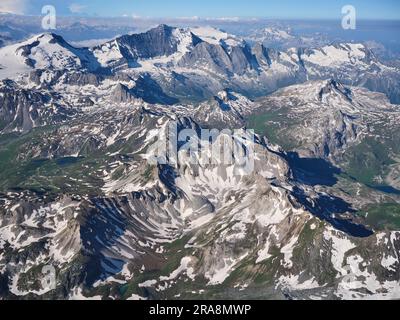 VISTA AEREA. Monte grande Motte (a sinistra, 3653 m) e Monte grande casse (a sinistra del centro, 3855 m). Vanoise Massif, Auvergne-Rhône-Alpes, Francia. Foto Stock