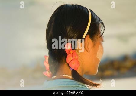 Giovane donna birmana con pasta Thanaka sul viso, Amarapura, Birmania, Myanmar, Face painting Foto Stock