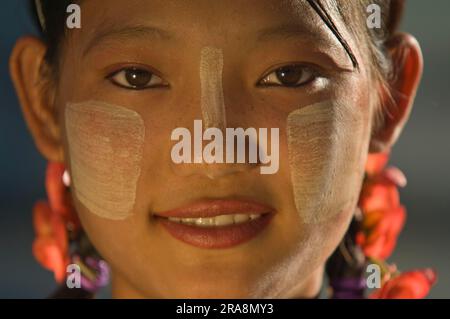 Giovane donna birmana con pasta Thanaka sul viso, Amarapura, Birmania, Myanmar, Face painting Foto Stock