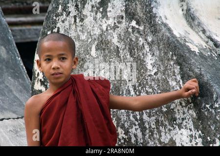 Giovane monaco buddista, Shwe nel monastero di Bin Kyaung, Mandalay, Birmania, Myanmar Foto Stock