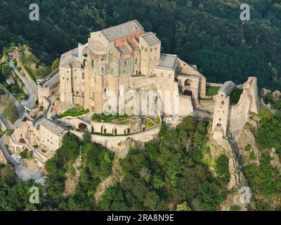 VISTA AEREA. Sacra di San Michele. Sant'Ambrogio di Torino, città metropolitana di Torino, Piemonte, Italia. Foto Stock