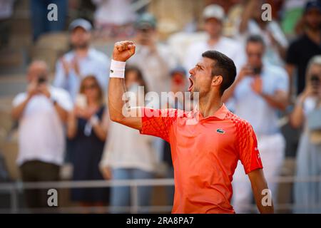 Il tennista serbo Novak Djokovic festeggia durante l'Open di Francia 2023 al Roland Garros di Parigi. Foto Stock