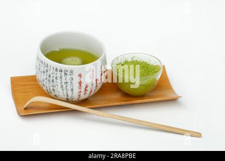 Tè Matcha giapponese, ciotola con tè verde in polvere, tè verde, cucchiaio di bambù, tè verde Foto Stock