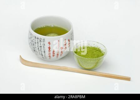 Tè Matcha giapponese, ciotola con tè verde in polvere, tè verde, cucchiaio di bambù, tè verde, misurino, chashaku Foto Stock